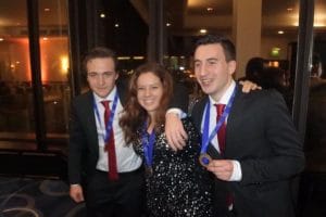 Gouden medaille winnende Sterklassers Joris Hogervorst en Jason de Haan. In hun midden Iris, leerling van ROCvanAmsterdam, die zilver won bij de patisseriewedstrijd