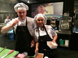 Leermeester Marco van der Wijngaard (l) en leerling Rabab Kassi van 't Amsterdammertje (foto: Leon Frenken)